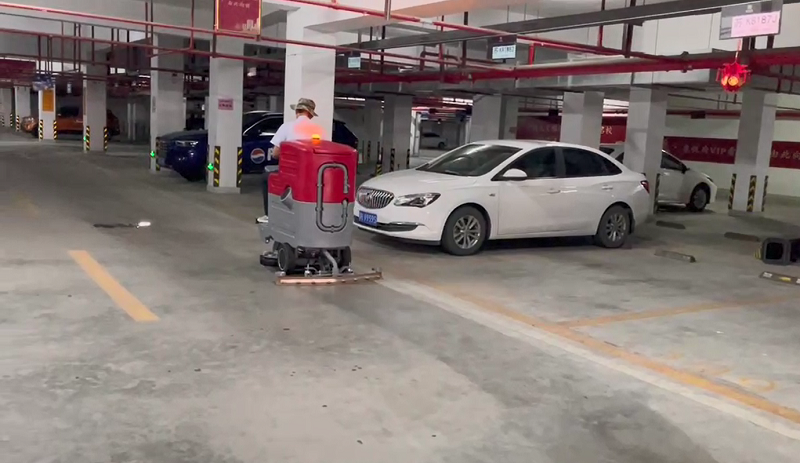 地下停車場使用洗地機效果太好了 地下停車場使用洗地機效果太好了